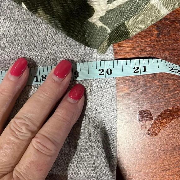 B. Flawless Womens Lounge Shirt M Gray Green Camo Pattern Stretch Pullover New - Picture 9 of 11